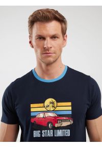 Big-Star - Koszulka męska z kolorowym nadrukiem granatowa Ralier 403. Okazja: na co dzień. Kolor: niebieski. Materiał: bawełna, jeans, materiał. Wzór: nadruk, kolorowy. Styl: vintage, retro, klasyczny, casual