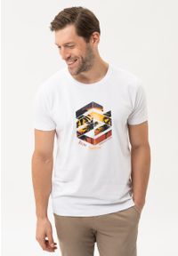 Volcano - Biały t-shirt T-SUNSET. Okazja: na plażę, na co dzień. Kolor: biały. Materiał: materiał, bawełna. Długość rękawa: krótki rękaw. Długość: krótkie. Wzór: nadruk. Sezon: lato. Styl: klasyczny, wakacyjny, casual