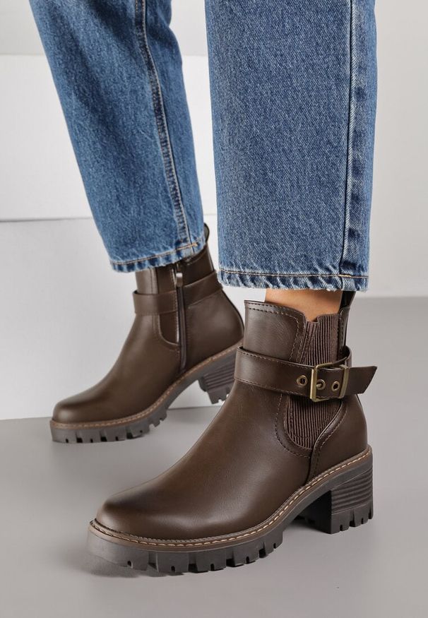 Born2be - Brązowe Botki Sztyblety do Kostki na Niskim Słupku Zdobione Paskiem z Klamerką Larteme. Okazja: na co dzień. Zapięcie: pasek. Kolor: brązowy. Materiał: jeans. Wzór: aplikacja. Obcas: na słupku. Styl: casual