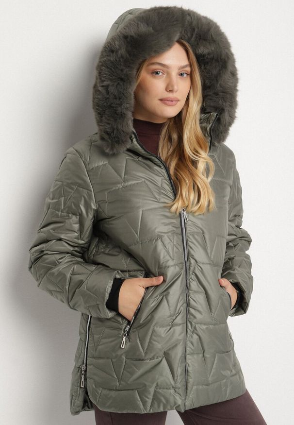 Born2be - Zielona Pikowana Kurtka z Kapturem z Futerkiem Azilma. Okazja: na co dzień, na spacer. Typ kołnierza: kaptur. Kolekcja: plus size. Kolor: zielony. Materiał: futro. Wzór: aplikacja. Styl: klasyczny, casual
