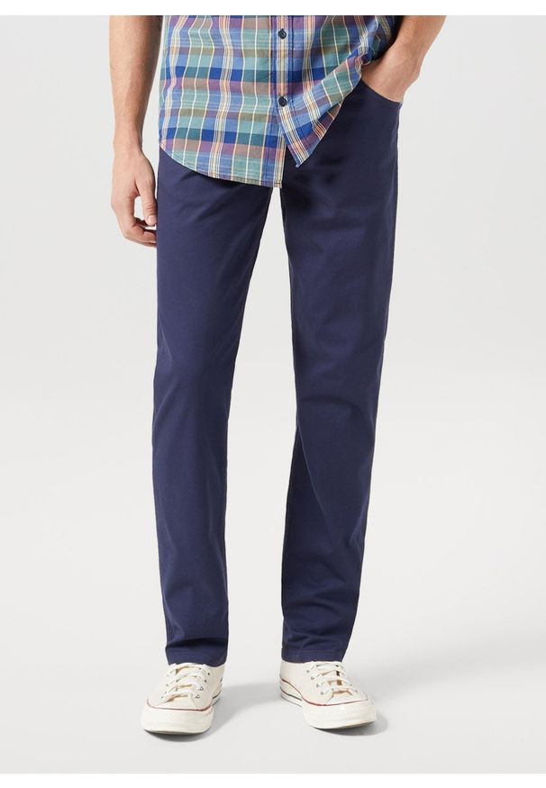 Wrangler - WRANGLER GREENSBORO MĘSKIE SPODNIE MATERIAŁOWE CHINO CHINOSY DARK NAVY 112350802 W15Q018200. Materiał: materiał