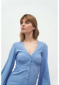 Nife - Niebieska sukienka z odcięciem pod biustem bufiaste rękawy. Okazja: na spotkanie biznesowe. Kolor: niebieski. Materiał: materiał. Styl: biznesowy #4