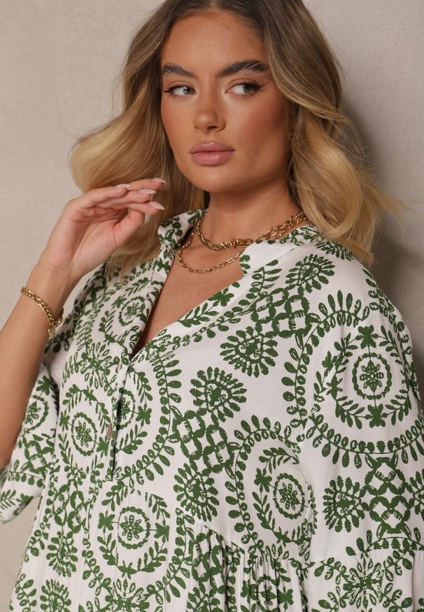 Renee - Zielona Sukienka z Bawełny o Rozkloszowanym Kroju Ozdobiona Guzikami Janivra. Okazja: na co dzień. Typ kołnierza: dekolt w kształcie V. Kolor: zielony. Materiał: bawełna. Wzór: aplikacja. Typ sukienki: rozkloszowane. Styl: elegancki, casual