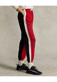 Ralph Lauren - RALPH LAUREN - Czerwone bawełniane spodnie dresowe z logo. Kolor: czerwony. Materiał: bawełna, dresówka. Wzór: haft