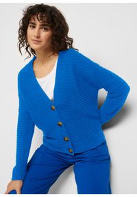 bonprix - Sweter rozpinany w krótszym fasonie. Typ kołnierza: dekolt w serek. Kolor: niebieski. Długość: krótkie #1