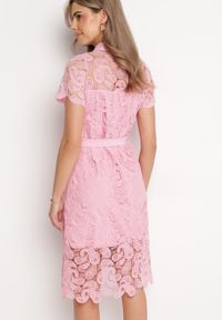 Born2be - Różowa Koszulowa Sukienka Koronkowa z Wiązanym Paskiem Sachaela. Kolor: różowy. Materiał: koronka. Typ sukienki: koszulowe. Długość: midi