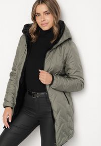 Born2be - Zielona Pikowana Kurtka Dwustronna z Kapturem i Futerkiem Rinaresa. Okazja: na co dzień. Typ kołnierza: kaptur. Kolor: zielony. Materiał: futro. Styl: casual, elegancki #4