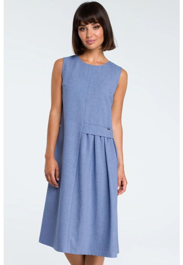 BeWear - Lniana sukienka trapezowa na lato bez rękawów niebieska. Okazja: do pracy, na co dzień, na spacer. Kolor: niebieski, różowy. Materiał: len. Długość rękawa: bez rękawów. Sezon: lato. Typ sukienki: trapezowe. Styl: casual