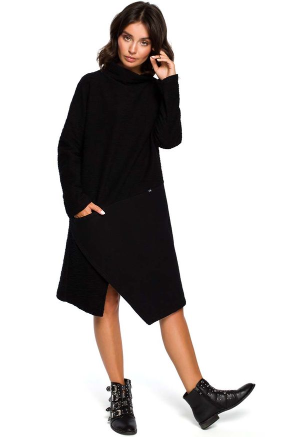 MOE - Czarna Asymetryczna Sukienka z Golfem. Typ kołnierza: golf. Kolor: czarny. Materiał: bawełna, poliester. Typ sukienki: asymetryczne