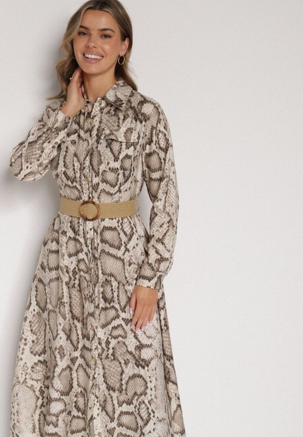 Born2be - Beżowa Sukienka Koszulowa z Wiskozą Zdobiona Paskiem i Wzorem w Węża Delane. Okazja: na co dzień. Kolor: beżowy. Materiał: wiskoza. Wzór: aplikacja. Typ sukienki: koszulowe. Styl: casual, elegancki