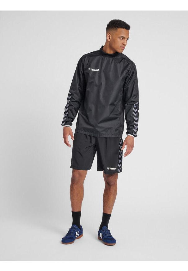 Kurtka przeciwdeszczowa Hummel Authentic Wind Breaker czarna. Typ kołnierza: kołnierzyk stójkowy. Kolor: biały, czarny, wielokolorowy. Materiał: poliester. Sport: fitness
