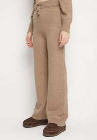 Born2be - Ciemnobeżowy Komplet Dzianinowy z Bawełną i Wełną Spodnie i Warkoczowy Sweter Errela. Kolor: beżowy. Materiał: wełna, bawełna, dzianina #2