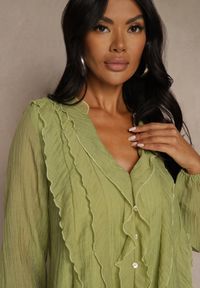 Renee - Zielona Koszulowa Bluzka z Dekoltem V i Falbankami Calomia. Okazja: na spotkanie biznesowe, do pracy. Typ kołnierza: kołnierz z falbankami. Kolor: zielony. Materiał: skóra, jeans. Styl: biznesowy #2