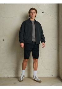 Sinsay - Szorty jeansowe z ozdobnymi rozcięciami - czarny. Kolor: czarny. Materiał: jeans