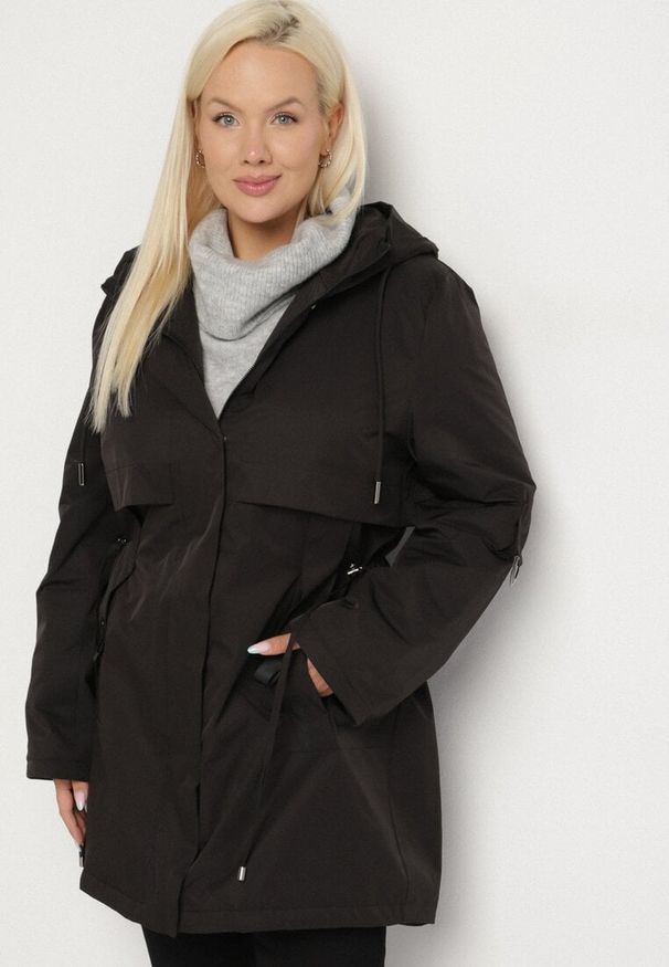 Born2be - Czarna Kurtka Typu Parka z Kapturem i Podpinanymi Rękawami Falunea. Okazja: na co dzień, na spacer. Typ kołnierza: kaptur. Kolekcja: plus size. Kolor: czarny. Materiał: jeans. Styl: klasyczny, sportowy, casual, elegancki