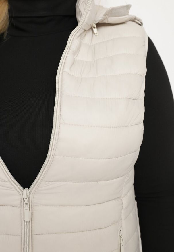 Born2be - Jasnobeżowa Pikowana Kamizelka z Odpinanym Kapturem i Kieszeniami na Suwak Nairisse. Okazja: na co dzień. Kolor: beżowy. Materiał: jeans. Styl: elegancki, casual