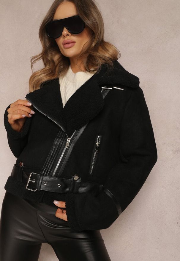 Renee - Czarna Kurtka Biker z Imitacji Zamszu i Kożuszka Jassan. Kolor: czarny. Materiał: zamsz. Sezon: zima, jesień