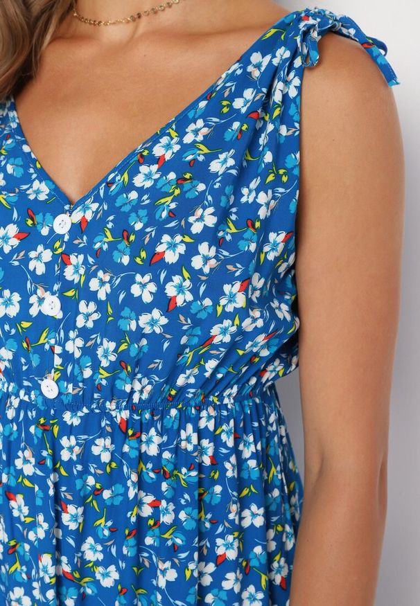 Born2be - Niebieska Rozkloszowana Bawełniana Sukienka w Kwiaty z Gumką w Pasie Evieles. Okazja: na co dzień, na spacer. Typ kołnierza: dekolt w kształcie V. Kolor: niebieski. Materiał: bawełna. Wzór: kwiaty. Sezon: wiosna, lato. Styl: casual, klasyczny