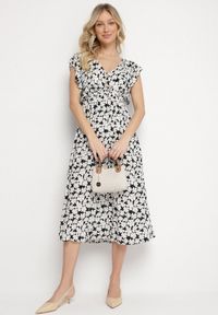 Born2be - Czarna Bawełniana Sukienka w Kwiatki o Rozkloszowanym Kroju z Gumką Alanilia. Okazja: na co dzień. Typ kołnierza: dekolt w kształcie V. Kolor: czarny. Wzór: kwiaty. Typ sukienki: rozkloszowane. Materiał: bawełna. Długość rękawa: krótki rękaw. Sezon: wiosna, lato. Styl: casual, elegancki #4