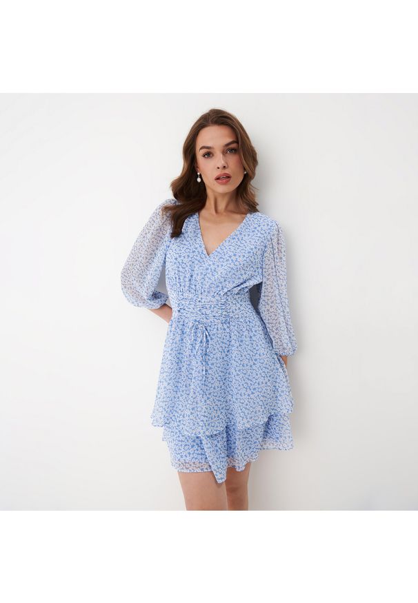 Mohito - Szyfonowa sukienka mini w kwiaty - Niebieski. Kolor: niebieski. Materiał: szyfon. Wzór: kwiaty. Długość: mini