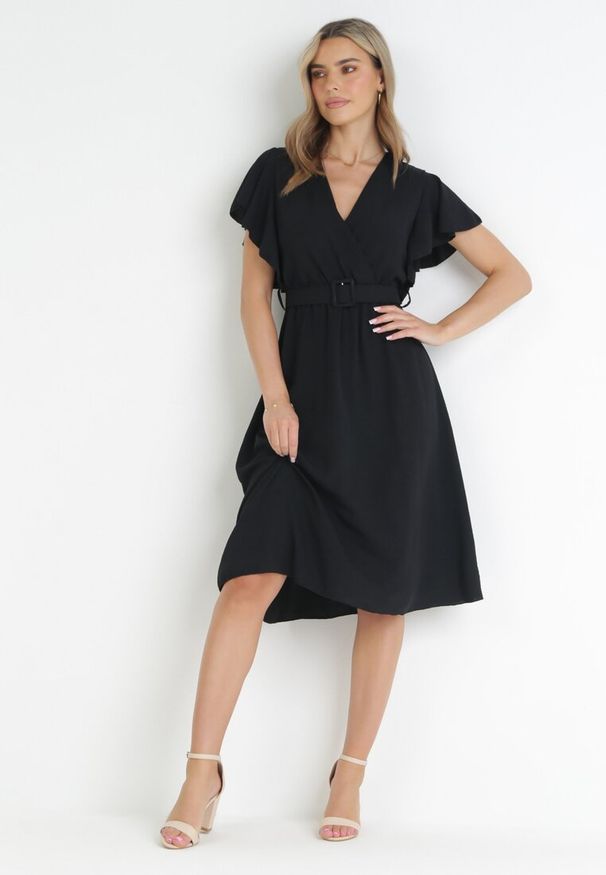 Born2be - Czarna Sukienka z Kopertowym Dekoltem i Paskiem Sizue. Kolor: czarny. Typ sukienki: kopertowe