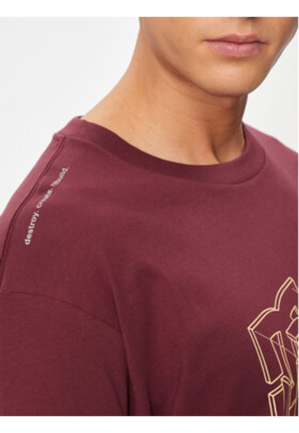 DC T-Shirt Rebuild Hss ADYZT05337 Bordowy Regular Fit. Kolor: czerwony. Materiał: bawełna
