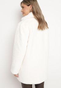 Born2be - Jasnobeżowy Futerkowy Płaszcz Jednorzędowy z Kieszeniami i Eleganckim Kołnierzem Daienna. Kolor: beżowy. Materiał: jeans. Styl: elegancki #4