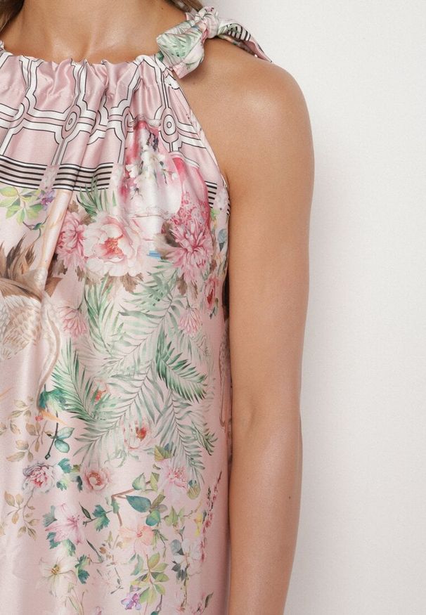 Born2be - Jasnoróżowa Satynowa Sukienka w Kwiaty z Ozdobnym Wiązaniem Fenasella. Okazja: na co dzień. Kolor: różowy. Materiał: satyna. Wzór: kwiaty. Typ sukienki: proste. Styl: casual, elegancki, klasyczny, wizytowy