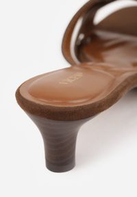 Born2be - Brązowe Klapki VICES na Kaczuszkowym Obcasie z Przeplatanymi Paskami Merose. Okazja: na co dzień. Kolor: brązowy. Materiał: jeans. Wzór: paski. Obcas: na obcasie. Styl: casual, elegancki. Wysokość obcasa: średni #8