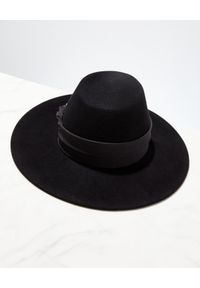 MAISON MICHEL PARIS - Czarny kapelusz ozdobiony jedwabną chustą Kyra. Kolor: czarny. Materiał: jedwab. Wzór: aplikacja #4