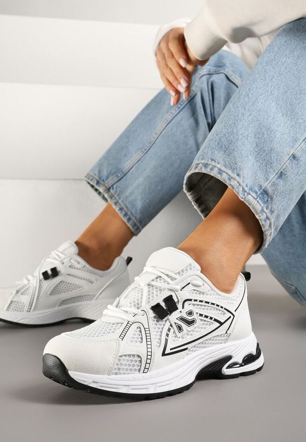 Born2be - Białe Sneakersy z Geometrycznym Wzorem Froloti. Okazja: na co dzień. Zapięcie: sznurówki. Kolor: biały. Materiał: jeans. Wzór: geometria