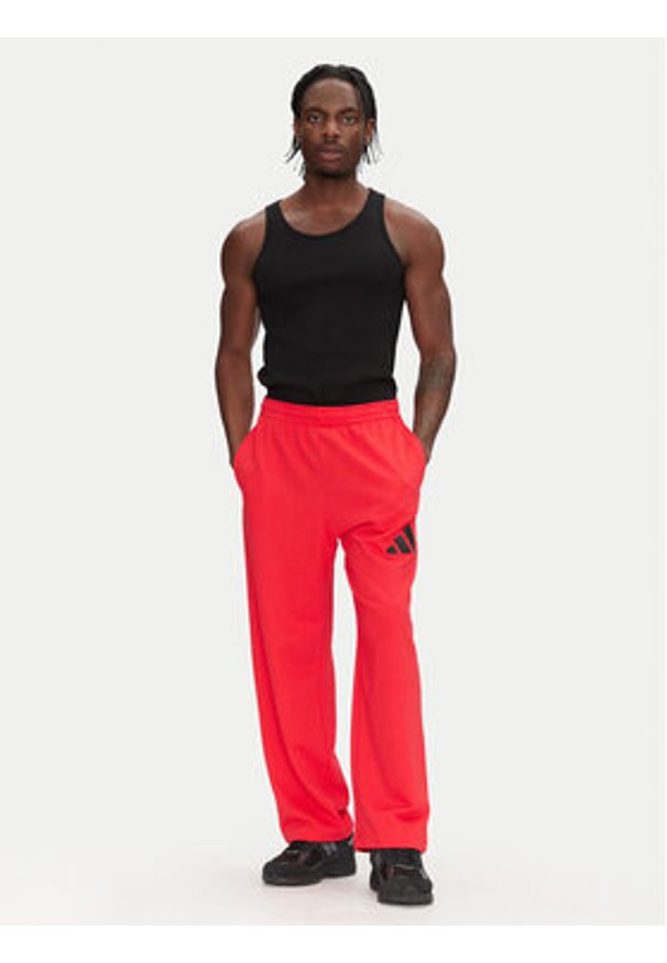 Adidas - adidas Spodnie dresowe Essentials JF3601 Czerwony Loose Fit. Kolor: czerwony. Materiał: bawełna