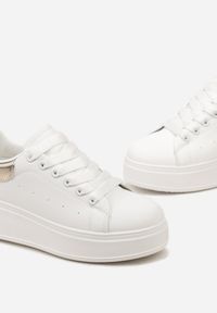 Renee - Biało-Złote Sneakersy na Platformie Ozdobione Kontrastową Wstawką Aviasta. Kolor: biały. Wzór: aplikacja. Obcas: na platformie