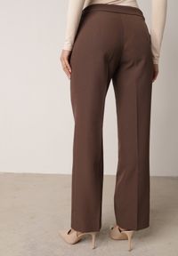 Born2be - Brązowe Garniturowe Spodnie VICES na Kant z Wszytym Paskiem z Klamrą Azivore. Okazja: na co dzień, na spotkanie biznesowe. Kolor: brązowy. Styl: casual, biznesowy, elegancki #8