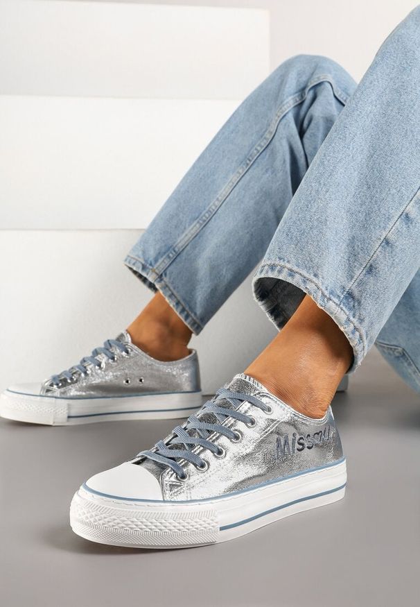Born2be - Srebrno-Niebieskie Trampki pod Kostkę Ozdobione Napisem i Brokatem Terlevia. Okazja: na co dzień. Kolor: srebrny. Materiał: jeans. Wzór: napisy, aplikacja. Styl: glamour, casual