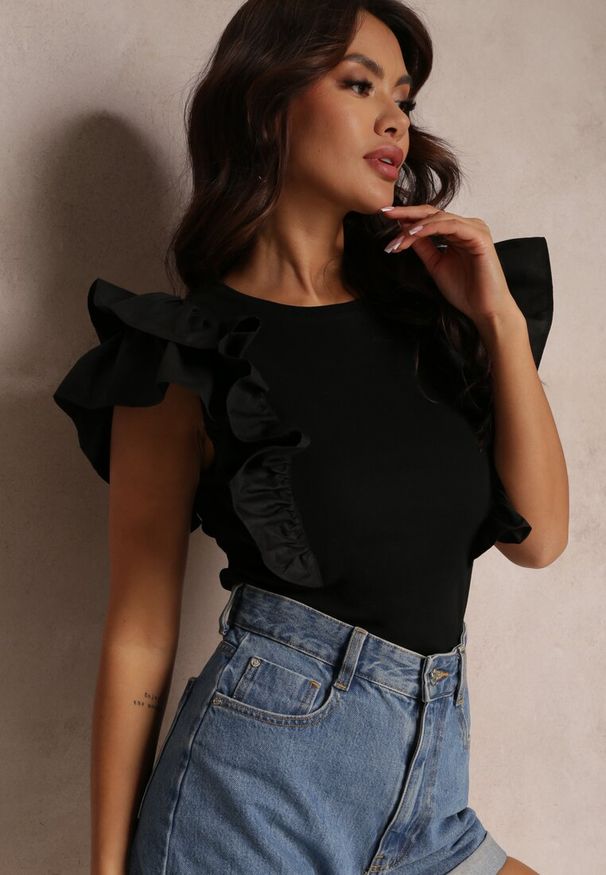 Renee - Czarna Bluzka z Falbankami Wokół Ramion i Okrągłym Dekoltem Palnn. Typ kołnierza: kołnierz z falbankami. Kolor: czarny. Materiał: bawełna, jeans. Styl: klasyczny, elegancki, wizytowy