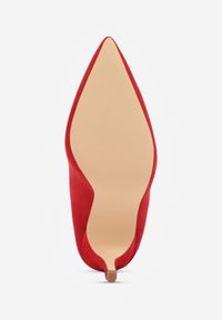 Renee - Czerwone Szpilki w Klasycznym Stylu Mevalor. Okazja: na co dzień, na randkę, na spotkanie biznesowe. Nosek buta: szpiczasty. Kolor: czerwony. Materiał: satyna. Obcas: na szpilce. Styl: klasyczny. Wysokość obcasa: średni #3