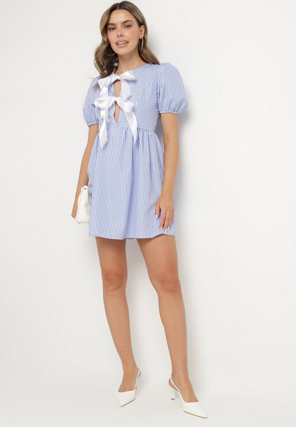 Born2be - Jasnoniebieska Rozkloszowana Sukienka w Kratkę Vichy w Stylu Retro z Wiązaniem Telionea. Okazja: na co dzień. Kolor: niebieski. Wzór: kratka. Typ sukienki: rozkloszowane. Styl: retro