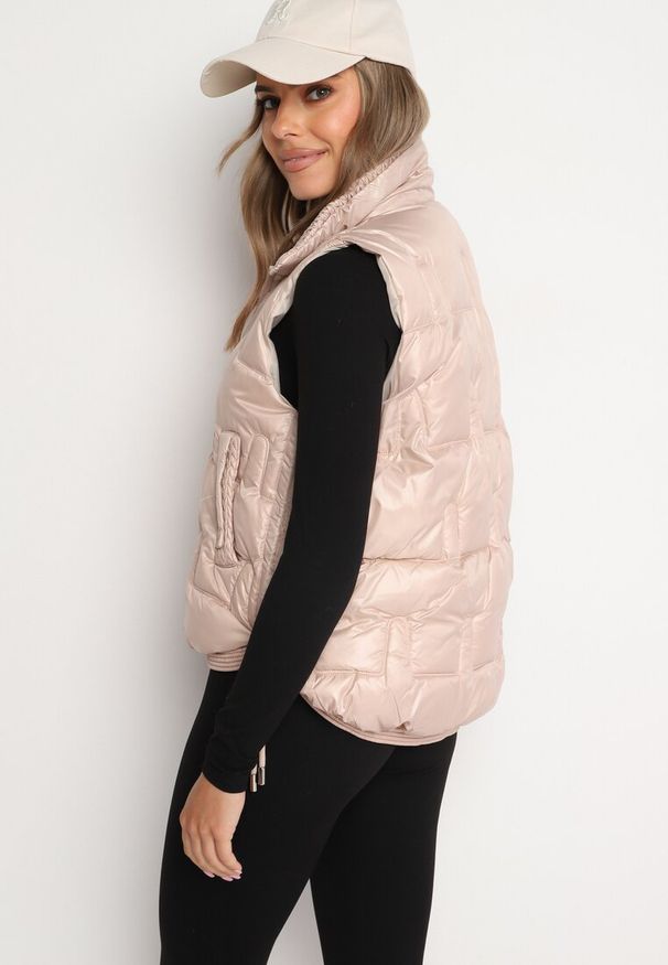 Born2be - Jasnobeżowa Pikowana Kamizelka ze Stójką i Troczkami Terilanna. Typ kołnierza: kołnierzyk stójkowy. Kolor: beżowy. Materiał: jeans. Styl: elegancki