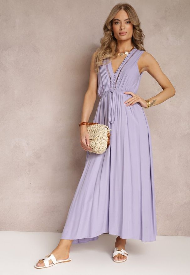 Renee - Fioletowa Rozkloszowana Sukienka Maxi z Gumką w Talii i Ozdobnymi Guzikami z Wiskozy Vianna. Okazja: na co dzień. Kolor: fioletowy. Materiał: wiskoza. Wzór: aplikacja. Styl: casual. Długość: maxi