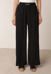Born2be - Czarne Spodnie Casual o Szerokim Kroju z Wysokim Stanem i Aplikacją Hystoinne. Okazja: na co dzień. Kolekcja: plus size. Kolor: czarny. Długość: długie. Wzór: aplikacja. Stan: podwyższony. Materiał: materiał, tkanina. Sezon: lato. Styl: casual #2