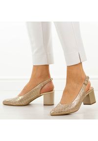 Złote ażurowe czółenka damskie M.Daszyński 2263A-7. Okazja: na co dzień, na imprezę. Kolor: złoty. Materiał: skóra. Szerokość cholewki: normalna. Wzór: ażurowy. Sezon: wiosna, lato. Obcas: na słupku. Styl: casual, elegancki, klasyczny, wizytowy #1