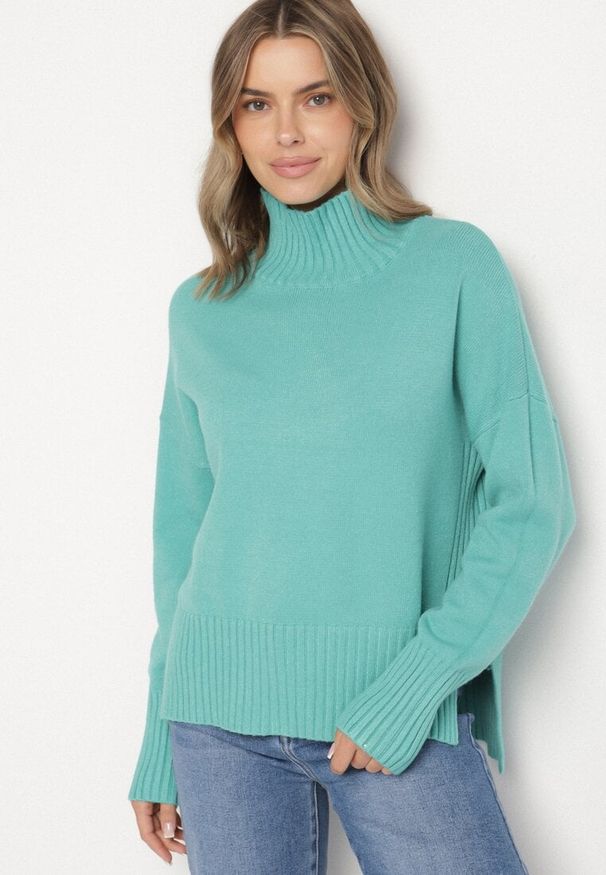 Born2be - Jasnozielony Gładki Golf w Klasycznym Stylu Ralenatia. Okazja: na co dzień. Typ kołnierza: golf. Kolor: zielony. Materiał: skóra, jeans. Długość rękawa: długi rękaw. Długość: długie. Wzór: gładki. Styl: klasyczny