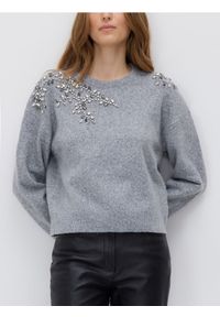 Reserved - Sweter z ozdobnymi aplikacjami - jasnoszary. Kolor: szary. Materiał: dzianina, wełna. Wzór: aplikacja
