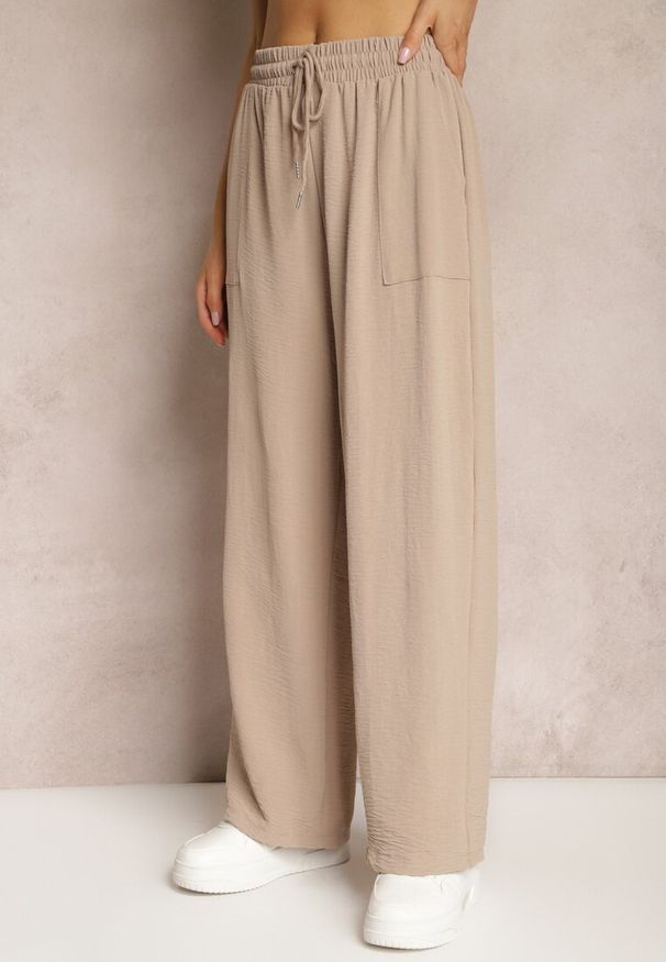 Renee - Ciemnobeżowe Spodnie High Waist ze Sznurkiem w Talii i Prostą Nogawką Raveann. Okazja: na co dzień, na spacer. Stan: podwyższony. Kolor: beżowy. Wzór: aplikacja. Styl: casual