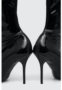 Love Moschino botki SPILLO95 damskie kolor czarny na szpilce JA21229G0HIHZ000. Kolor: czarny. Materiał: skóra. Obcas: na szpilce. Wysokość obcasa: średni #2