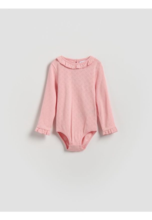 Reserved - Strukturalne body - pastelowy róż. Kolor: różowy. Materiał: dzianina, bawełna