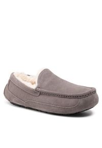 Ugg Kapcie M Ascot 1101110 Szary. Kolor: szary. Materiał: skóra