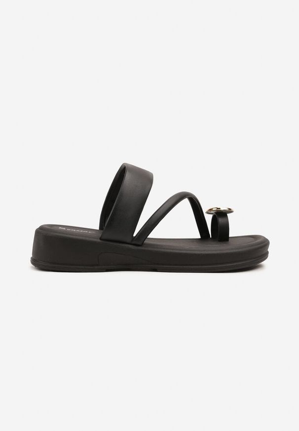 Born2be - Czarne Klapki Typu Japonki z Metaliczną Ozdobą Rosarwena. Okazja: na co dzień. Kolor: czarny. Materiał: jeans. Wzór: aplikacja. Styl: elegancki, casual