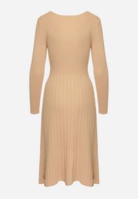 Born2be - Ciemnobeżowa Sweterkowa Sukienka z Wiskozą Ozdobiona Guzikami i Imitacją Kieszeni Izamines. Okazja: na co dzień. Kolor: brązowy. Materiał: wiskoza. Wzór: aplikacja. Typ sukienki: dopasowane, proste. Styl: klasyczny, casual, elegancki #2